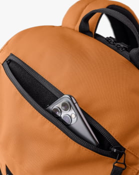 MOCHILA PELICAN 2.0 30L PRETO E CARAMELO - GALÁPAGOS