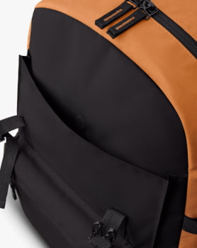 MOCHILA PELICAN 2.0 30L PRETO E CARAMELO - GALÁPAGOS