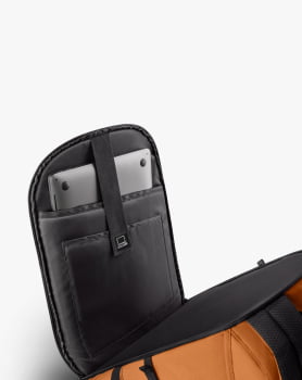 MOCHILA PELICAN 2.0 30L PRETO E CARAMELO - GALÁPAGOS
