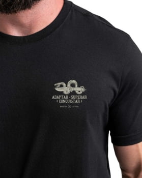 CAMISETA  CONQUER SNAKE PRETA INVICTUS