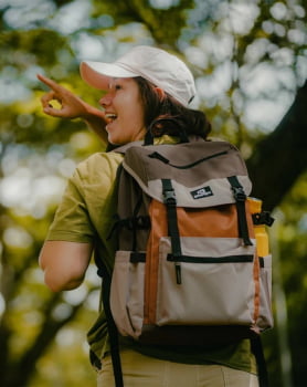MOCHILA PELICAN 2.0 30L MARROM CARAMELO E CAQUI - GALÁPAGOS