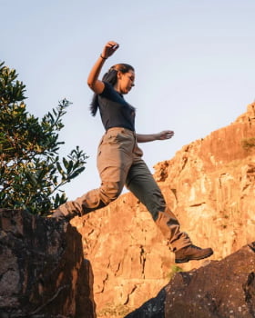 CALÇA CONVERSÍVEL ATLAS FEMININA CÁQUI - GALÁPAGOS