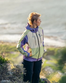 JAQUETA IMPERMEÁVEL DARWIN 2.0 FEMININA LAVANDA E VERDE - GALÁPAGOS