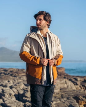 JAQUETA IMPERMEÁVEL DARWIN 2.0 MACULINA CAQUI E OCRE - GALÁPAGOS